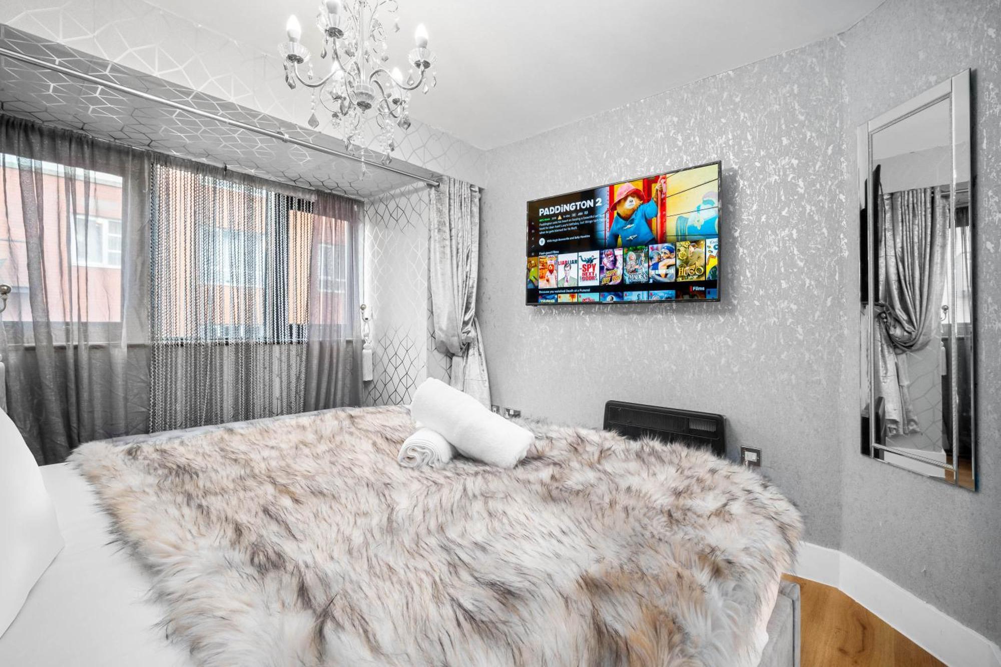 Luxury 1 Bed Flat With Parking 11K - Top Rated - Netflix - Wifi - 70 Inch Smart Tv - Birmingham City Centre - Tv In Bedroom - Top Rated Exterior photo